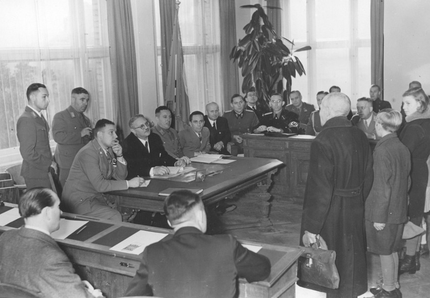 Posiedzenie Deutsche Volksliste przy ul. Bydgoskiej 12, 1942...