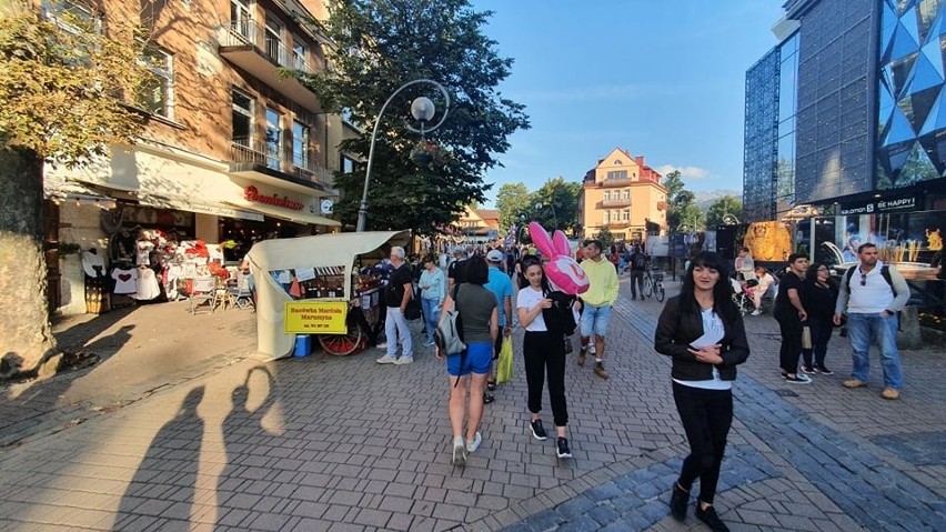 Zakopane. Słoneczny weekend przyciągnął tłumy turystów pod Giewont. Korki na szlakach, korki na ulicach