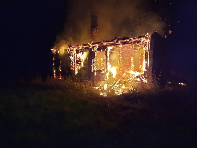 Do pożaru drewniano-murowanego, opuszczonego budynku w miejscowości Kamionka w gminie Bodzentyn doszło nad ranem w poniedziałek.