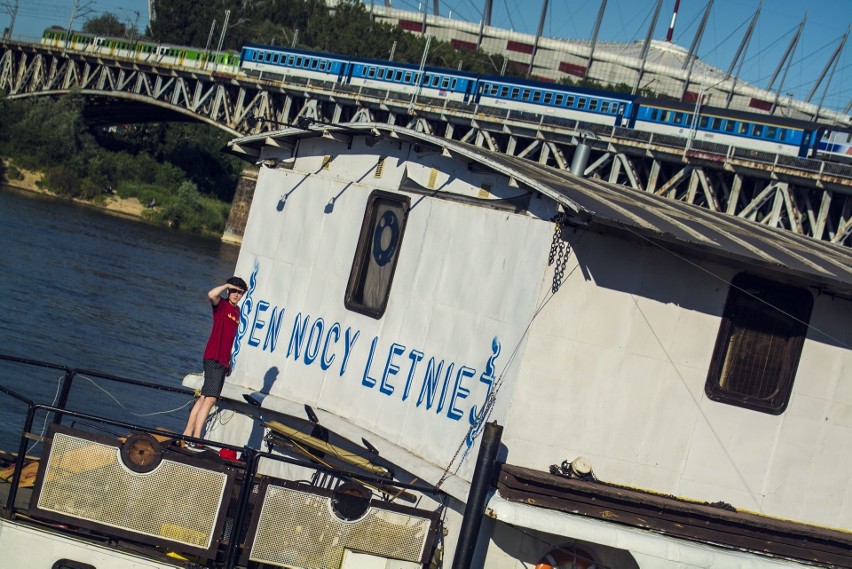 "Sen nocy letniej" znajduje się na Bulwarach Wiślanych w...