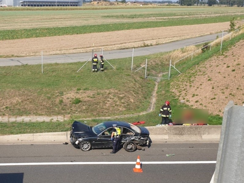Wypadek na autostradzie A4. Ciężarówka uderzyła w BMW. Wezwano śmigłowiec LPR