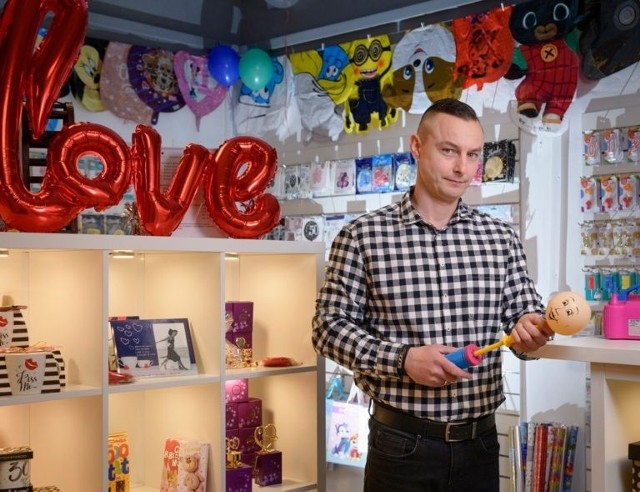 Sebastian Przyłucki przy ul. Piłsudskiego 34/642A prowadzi firmę „Napompowany Świat”, która wykonuje dekoracje balonowe i sprzedaje artykuły dekoracyjne, girlandy, serpentyny, kartki okolicznościowe czy gadżety. To „zestaw obowiązkowy” na każdą imprezę.