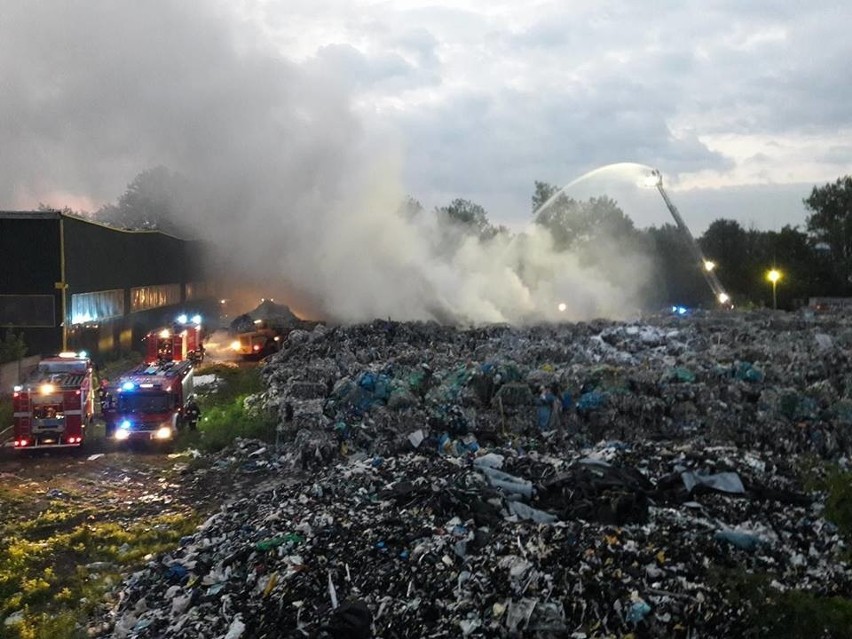 Skawina. Pożar wysypiska odpadów plastikowych. Wielki dym nad miastem