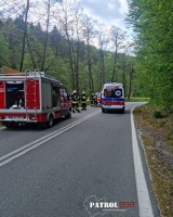 Skała. Wypadek z udziałem motocyklisty na drodze wojewódzkiej. Trafił do szpitala