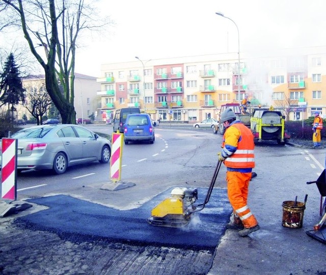 We wtorek służby drogowe łatały dziury na Rondzie Kościuszki w Łomży. Dzisiaj mają zacząć się roboty na ulicy Sikorskiego. Prace remontowe potrwają do czasu, aż nie powrócą silne mrozy.