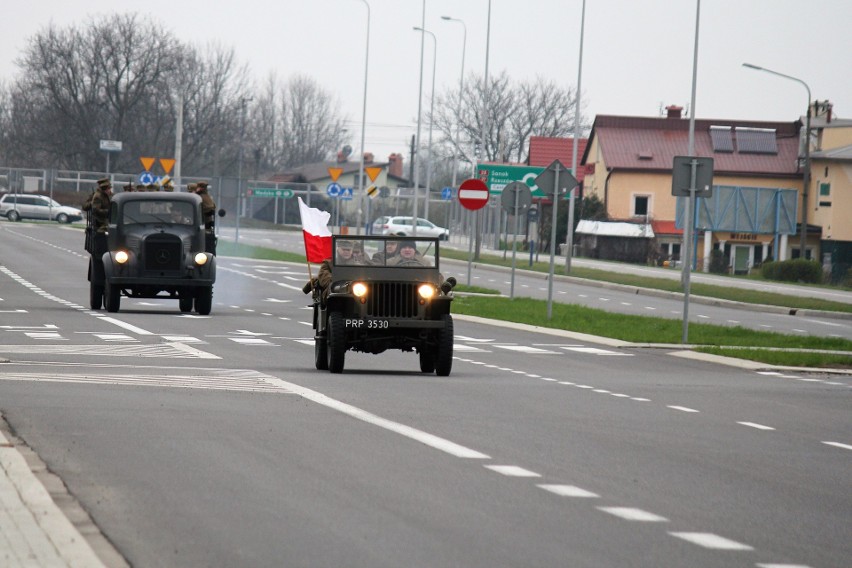 Uczestnicy rajdu zapalali znicze na mogiłach i przy...