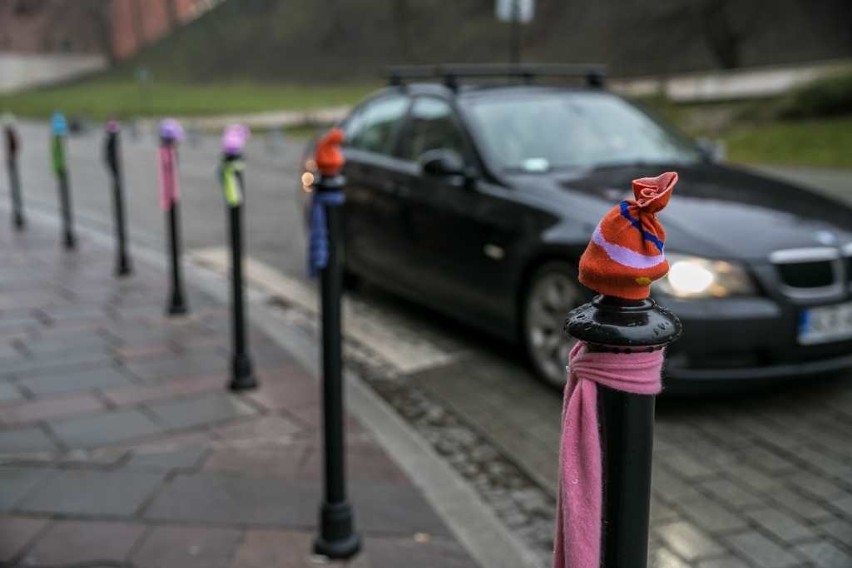 Kraków. Ubierają uliczne słupki w czapeczki i szaliki