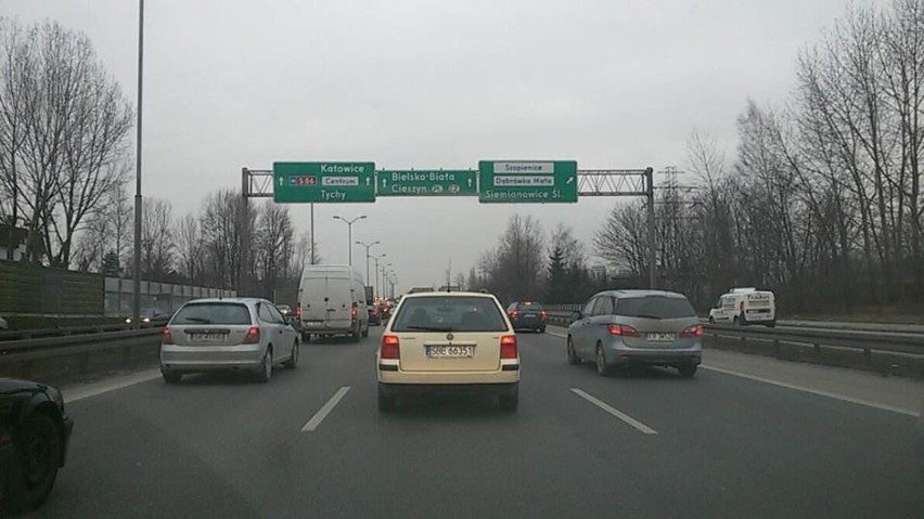 Katowice: Kolizja trzech samochodów na DK 86. Korek zaczyna się już na granicy z Sosnowcem