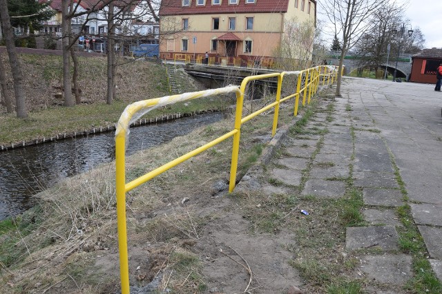 Po interwencji radnej Mirosławy Szopy, gmina Miastko zleciła zamontowanie barierek na skarpie przy rzece Studnicy. Chodzi o teren koło dawnego targowiska przy ul. Królowej Jadwigi. 