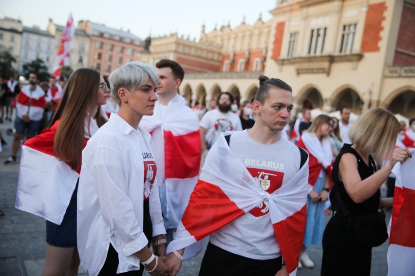 Kraków. Marsz pamięci rok po sfałszowanych wyborach prezydenckich na Białorusi [ZDJĘCIA]