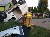 Wypadek w Cyganach. Bus uderzył w słup energetyczny i zerwał linię, potem dachował. Uszkodzone dwa domy! Zobaczcie zdjęcia