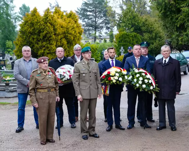 W sobotę, 18 maja, przypada 75. rocznica bitwy o Monte Cassino. Z tej okazji w piątek w Białymstoku odbyła się uroczystość pod Pomnikiem Sił Zbrojnych na Zachodzie. W hołdzie uczestnikom tej zwycięskiej walki – w imieniu prezydenta Białegostoku Tadeusza Truskolaskiego – zostały złożone kwiaty.