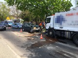 Śmiertelny wypadek w Lublinie. Samochód osobowy czołowo zderzył się ze śmieciarką 