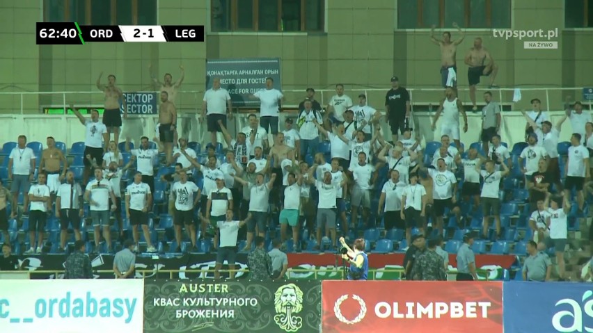 Grupa kibiców Legii na stadionie w Szymkencie