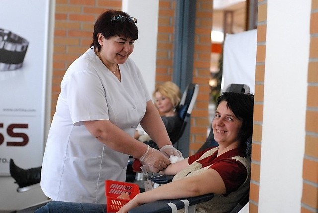 Barbara Sołtys oddaje krew, pobiera ją Roberta Żółkiewicz