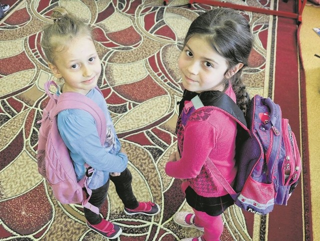 Kinga (z lewej) i Natalka chodzą do drugiej klasy w Szkole Podstawowej nr 7. Dziewczynki starają się, żeby ich plecaki były lekkie. W klasie mają specjalne szafeczki, gdzie mogą zostawić książki.