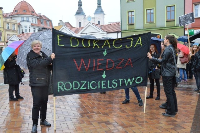 Dziś przed godz. 17 na Starym Rynku rozpoczął się czarny protest, nie tylko z udziałem kobiet. Teresa Ziółtkowska (z lewej) tłumaczy, że nie ma szczęśliwej rodziny bez edukacji w zakresie seksualności i wiedzy