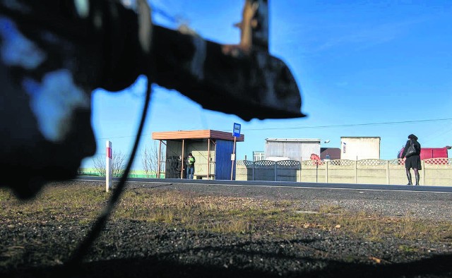 Przystanek autobusowy w Rogówku (gm. Lubicz). Stąd 13 grudnia sprawca porwał do samochodu ofiarę