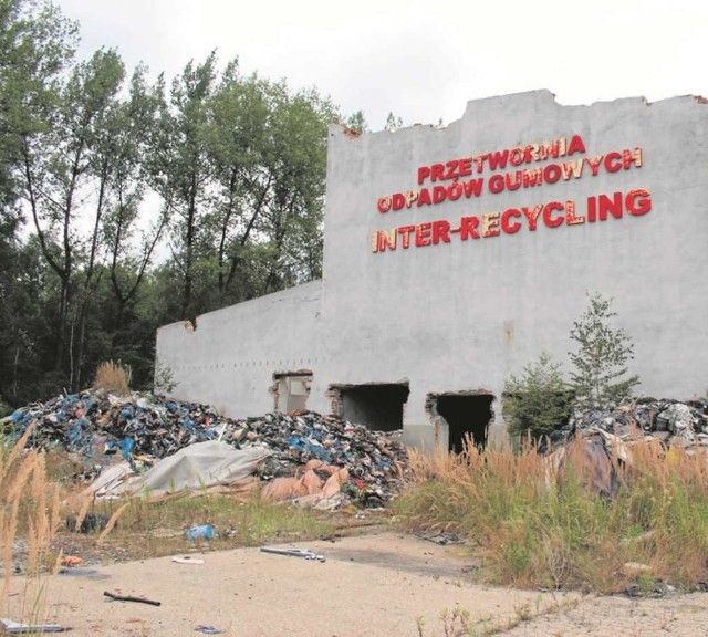Ruiny i tony odpadów pozostały po firmie  Inter-Recycling