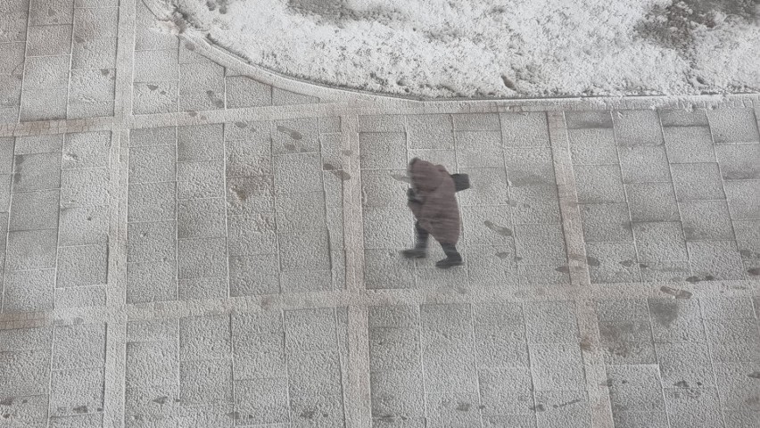 Burza śnieżna w Kielcach z huraganowym wiatrem. Piesi chodzili tyłem do kierunku drogi [ZDJĘCIA]
