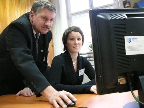 Andrzej Kalandyk i Małgorzata Flis z referatu podatków kluczborskiego urzędu miejskiego przy nowych komputerach, do których dopłaciła Unia.