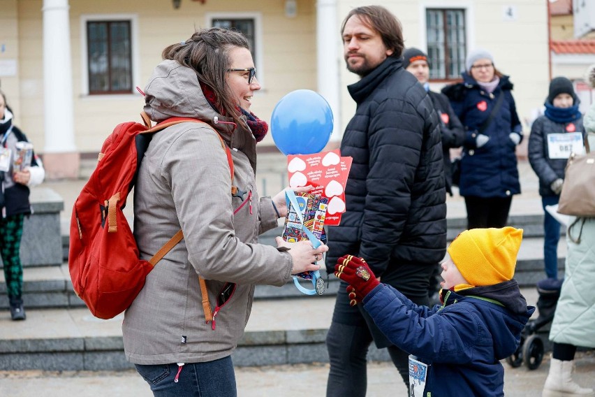 Wielka Orkiestra Świątecznej Pomocy gra w Białymstoku. Wolontariusze z puszkami opanowali miasto