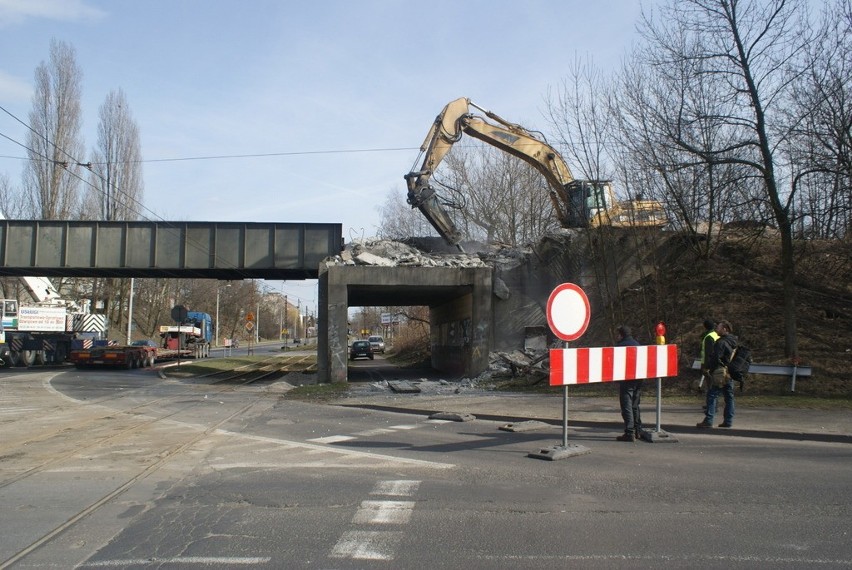 Trwa wyburzanie starego wiaduktu kolejowego nad ulicą...