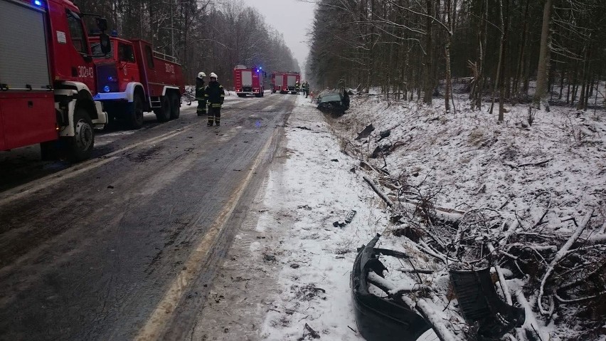 Wypadek pod Sokołdą. Czołówka audi z golfem. Kierowca audi...