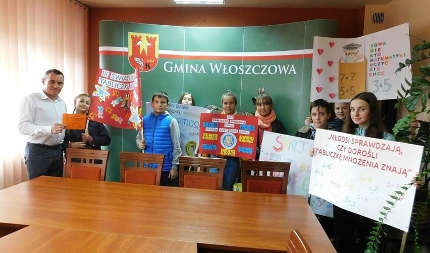 Włoszczowska „Jedynka” w Światowym Dniu Tabliczki Mnożenia. Uczniowskie patrole sprawdzały wiedzę burmistrza, wicestarosty... (ZDJĘCIA)