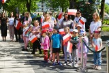 Ustczanie i turyści świętowali Dzień Flagi Rzeczypospolitej Polskiej