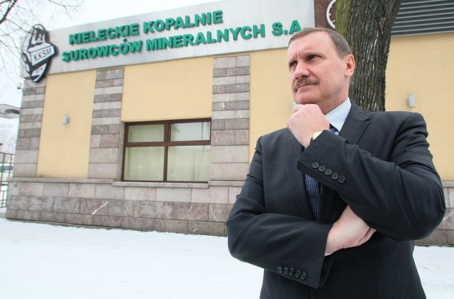 Kieleckie Kopalnie Surowców Mineralnych poczekają na decyzję sąduMaksymilian Kostrzewa, prezes Kieleckich Kopalni Surowców Mineralnych przed siedzibą firmy.