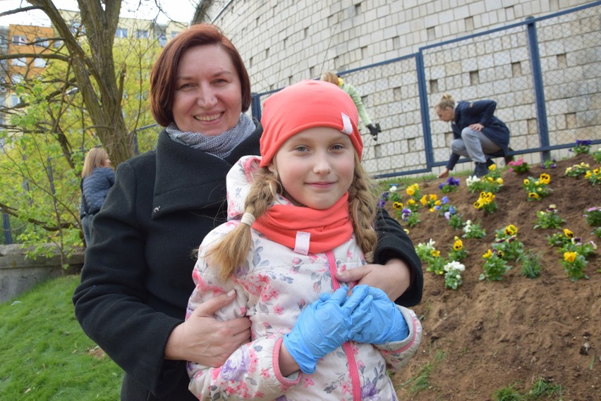 Jolanta i Karolina Wojkiewicz również posadziły kwiatki w...