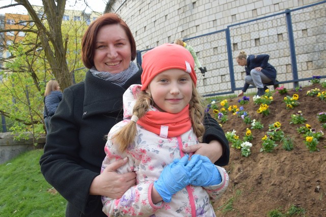 Jolanta i Karolina Wojkiewicz również posadziły kwiatki w ramach akcji.