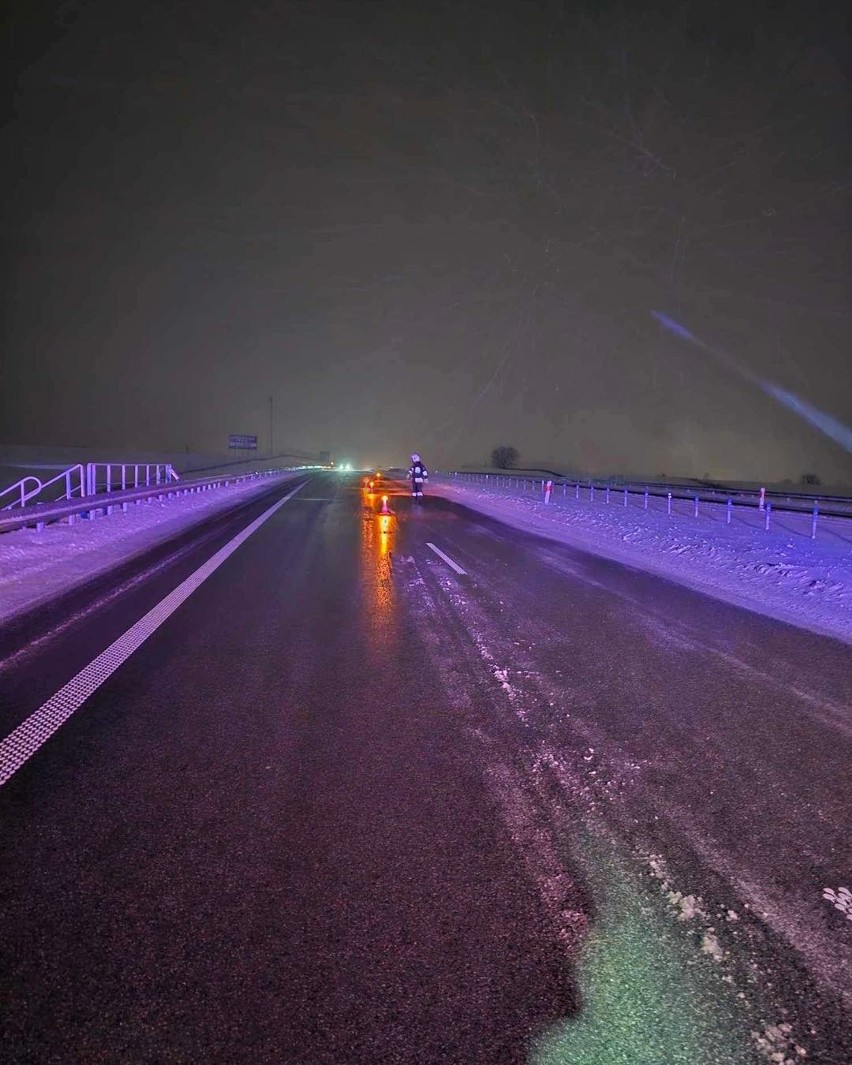 Mroźna noc i trudne warunki na drogach. Wypadki na A4 i nowej trasie S7. A prognoza pogody nie rozpieszcza