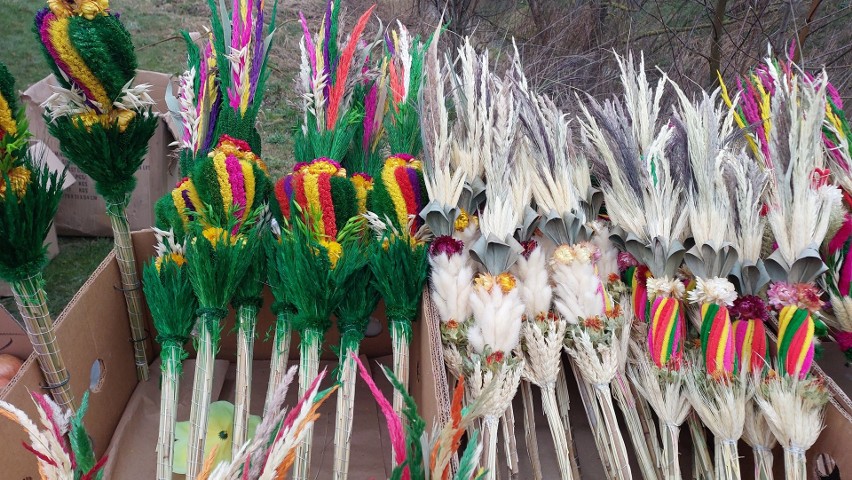 Wszystko na Wielkanoc na targu w Opatowie. Są baranki, serwetki, koszyczki i palmy. Zobacz zdjęcia