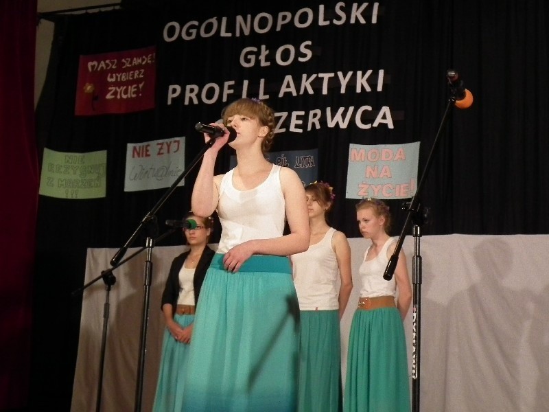 Uczniowie gimnazjum w Wólce Zamojskiej odśpiewali hymn PaT...