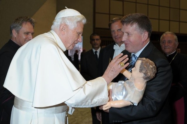 Radny Władysław Burzawa trzyma figurkę Jezuska, którą święci papież Benedeykt XVI. Dzieciątko trafi do żywej szopki w Kielcach. 