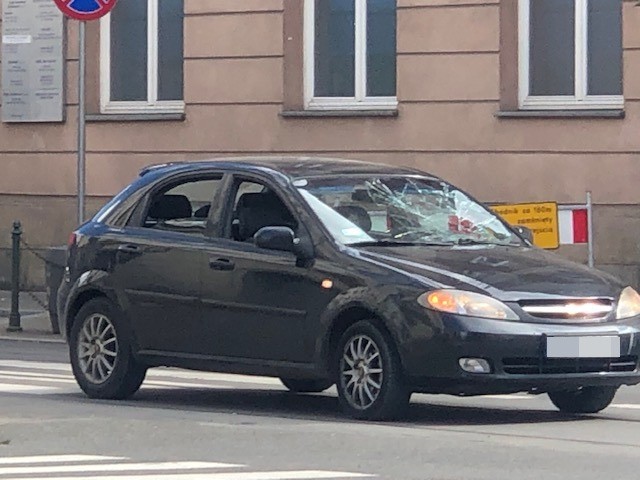 Kraków. Na przejściu dla pieszych chevrolet zderzył się z hulajnogą [ZDJĘCIA]