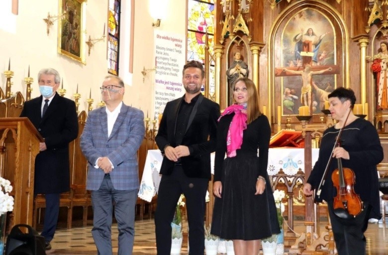 Od lewej: burmistrz Oleśnicy - Leszek Juda, Artur Jaroń,...