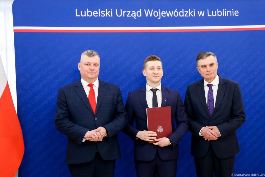 Kolejni obcokrajowcy otrzymali polskie obywatelstwo. "Czekaliśmy na ten dzień bardzo długo"