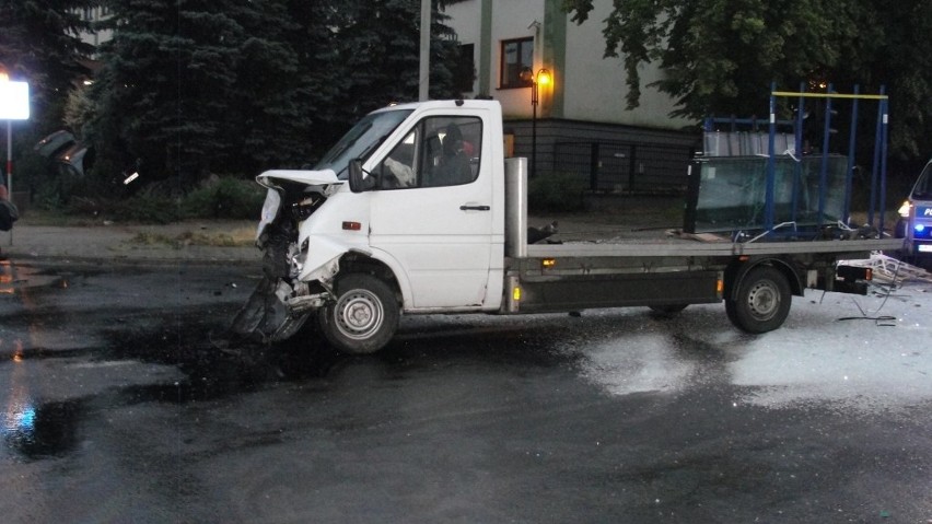 Zderzenie z autem transportującym szkło w Staszowie. Czteroosobowa rodzina w szpitalu