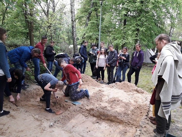 Uczniowie szkoły w Michałowie na wycieczce na warsztatach archeologicznych "Żelazne korzenie". Na zdjęciu uczniowie podczas wykopalisk archeologicznych.
