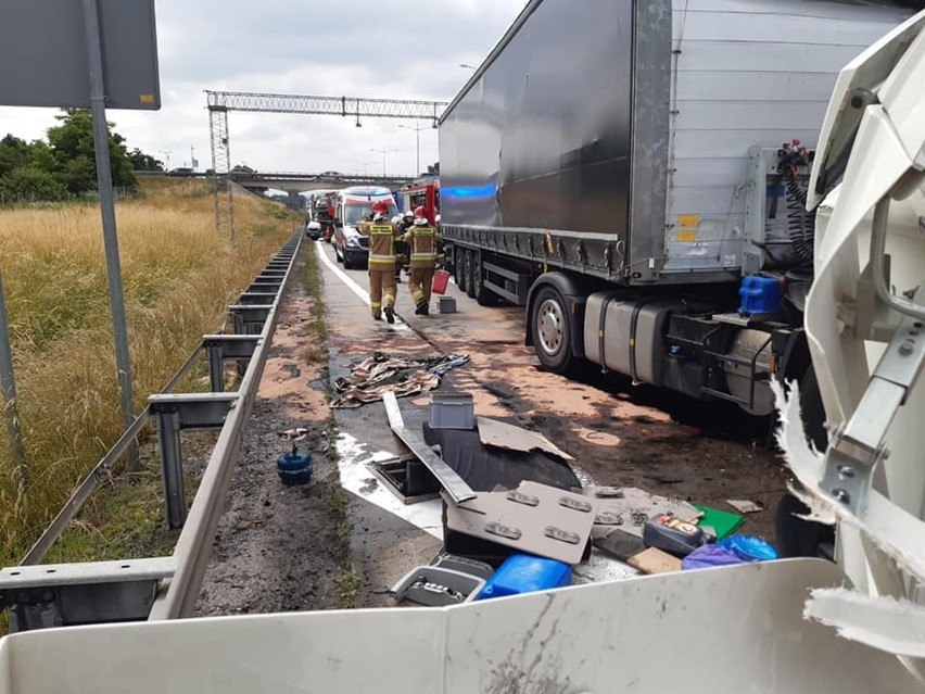 Wypadek dwóch ciężarówek na autostradzie A4 23.06.2021