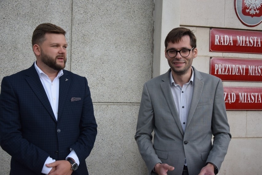 Głosowanie rezolucji proponował Marcin Bełbot (z lewej),...