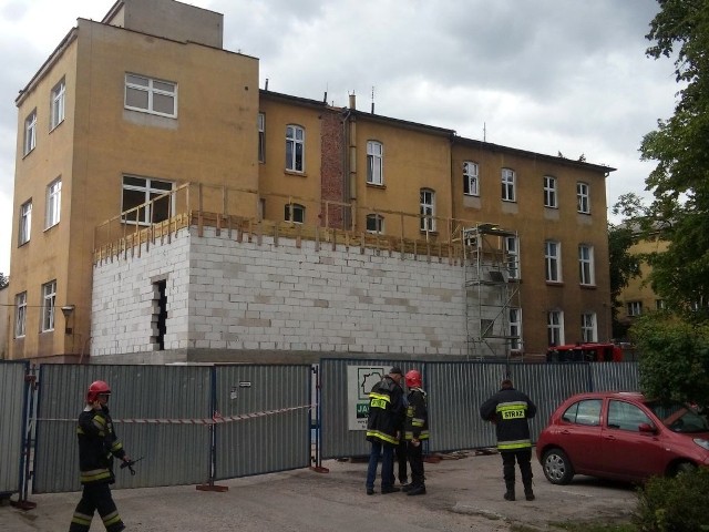 Robotnicy wylewali strop na powstającej przybudówce wąbrzeskiego szpitala. Spadli z wysokości pierwszego piętra .