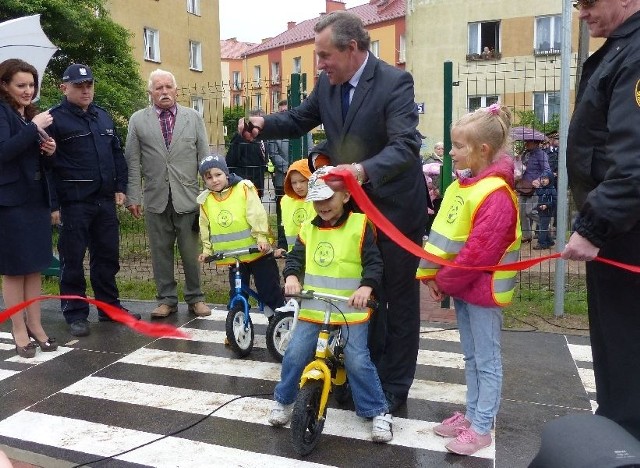 Przecięcie wstęgi przez prezydenta Romana Wojcieszka &#8211; i Miasteczko Ruchu Drogowego otwarte.