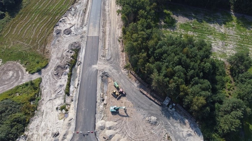 Obwodnica Tarnobrzega przybiera ostateczny kształt, na dużej części położono pierwszą wartstwę asfaltu. Zobaczcie zdjęcia z drona! (ZDJĘCIA)