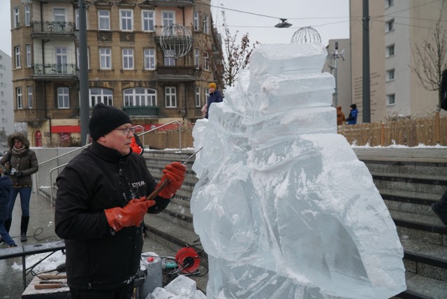 W sobotę, 3 grudnia, na rynku Łazarskim w Poznaniu odbył się jedyny w swoim rodzaju pokaz rzeźbienia w lodzie. Wszystko z okazji inauguracji Betlejem Poznańskiego w tej lokalizacji. Zobaczcie zdjęcia --->