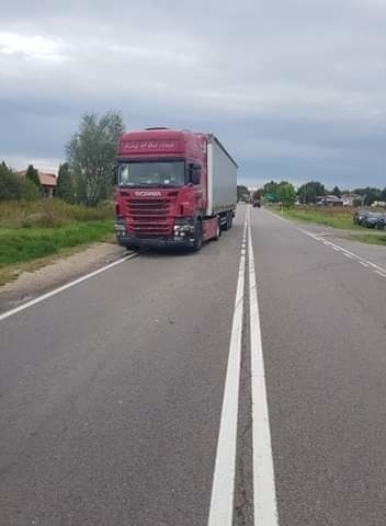 Wypadek w Połańcu. Zderzenie osobówki i ciężarówki na drodze krajowej numer 79. Kierowca w szpitalu [ZDJĘCIA]