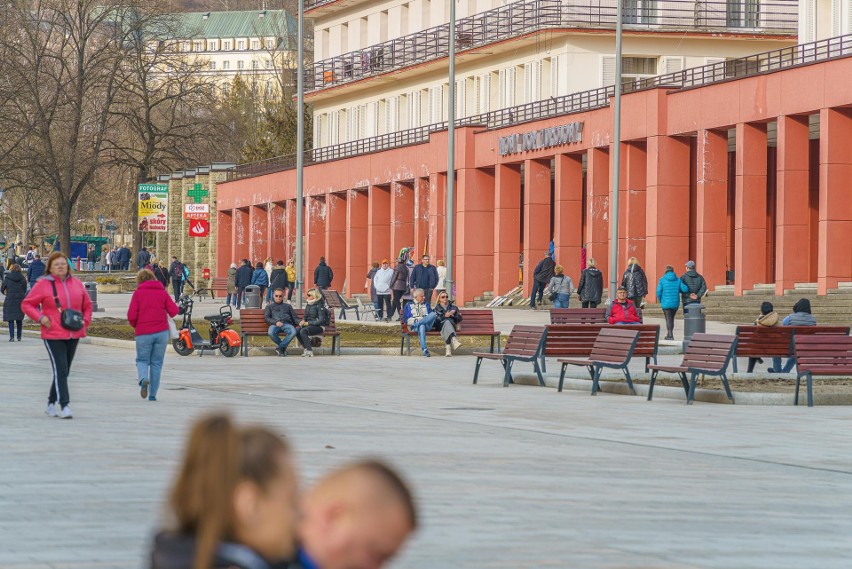 Krynica-Zdrój oblega przez turystów. "Sądeckie Krupówki" tętnią życiem w pierwszy weekend wiosny. Na deptaku zakwitły krokusy[ZDJĘCIA]